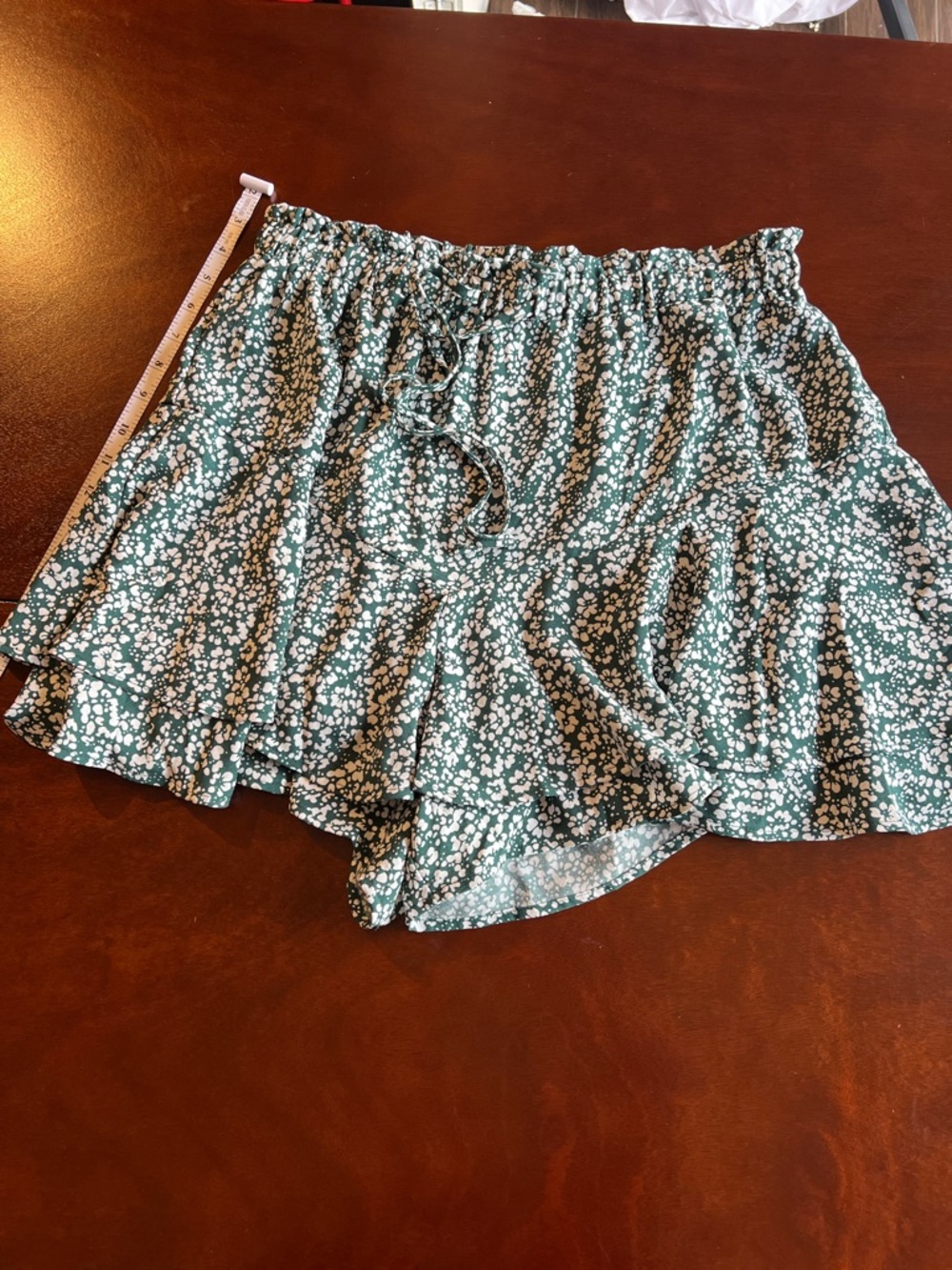 Cueply Floral Ruffle Skort in white & Green